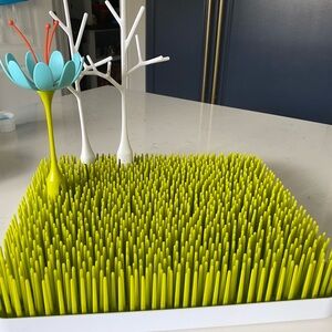 Green Grass Drying Rack with Blue Flower Accessory